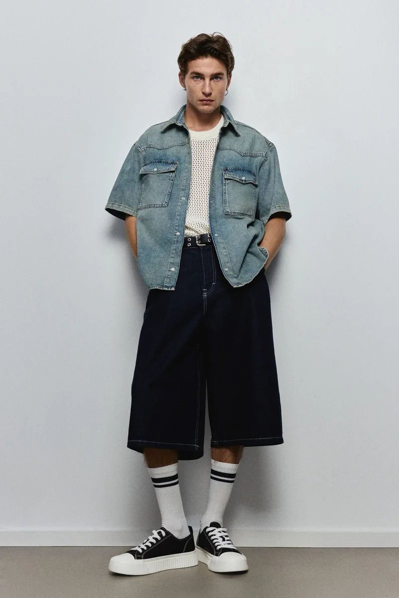 اتش اند ام قميص دنيم بأكمام قصيرة وقصة فضفاضة